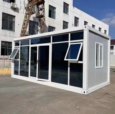 Σπίτι με κοντέινερ με μονωμένα τείχη σε διάφορα χρώματα